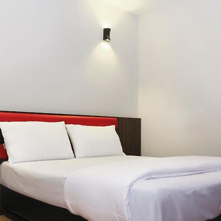 Oyo 90027 Happy Hotel Джохор Бахру Екстериор снимка