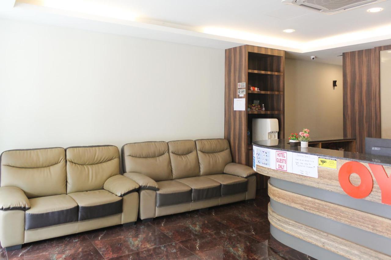 Oyo 90027 Happy Hotel Джохор Бахру Екстериор снимка