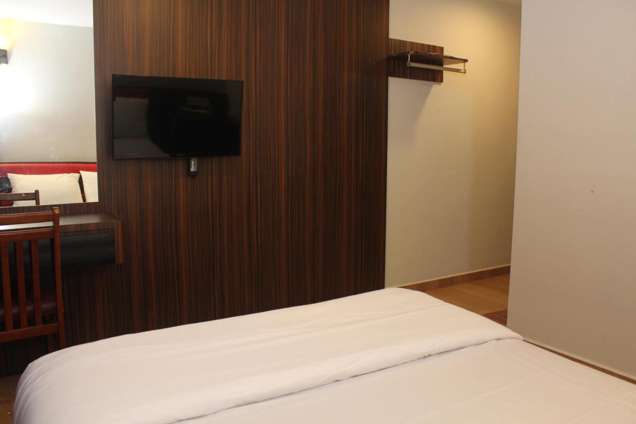 Oyo 90027 Happy Hotel Джохор Бахру Екстериор снимка