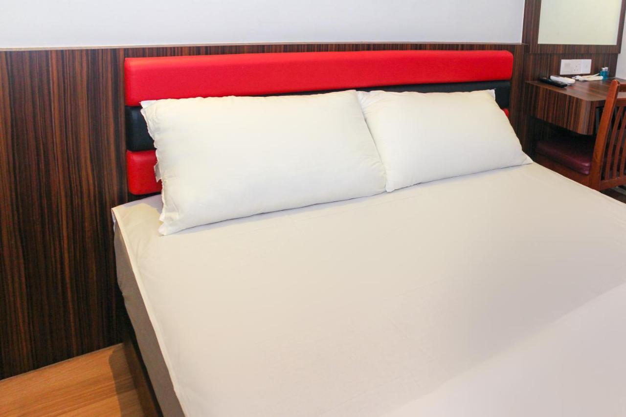 Oyo 90027 Happy Hotel Джохор Бахру Екстериор снимка