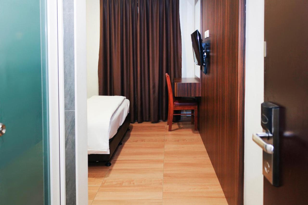 Oyo 90027 Happy Hotel Джохор Бахру Екстериор снимка