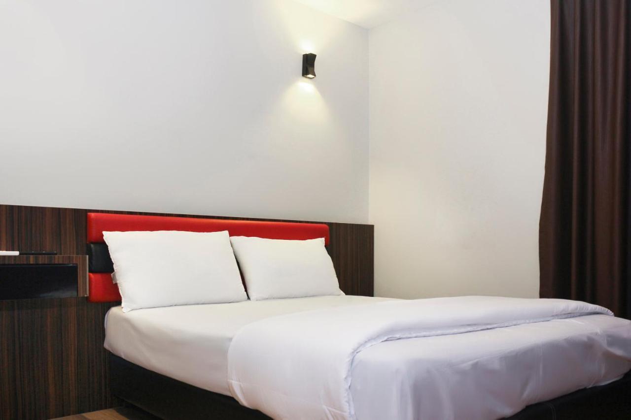 Oyo 90027 Happy Hotel Джохор Бахру Екстериор снимка