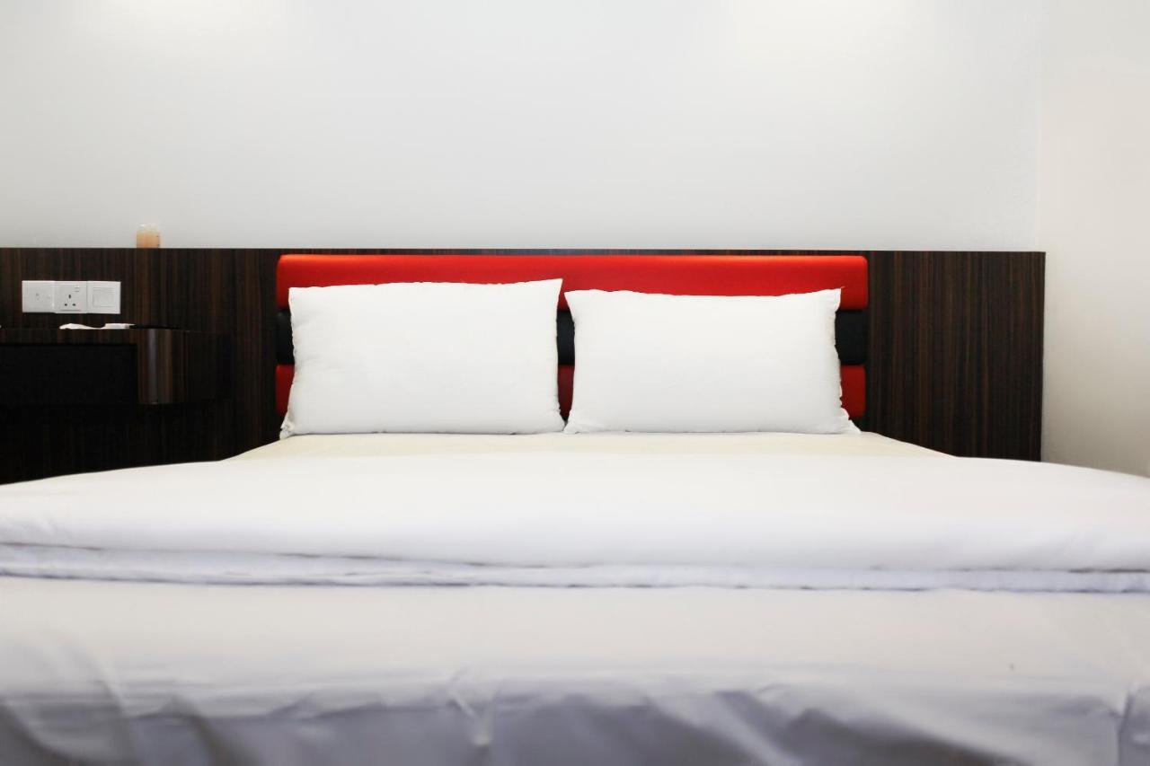 Oyo 90027 Happy Hotel Джохор Бахру Екстериор снимка