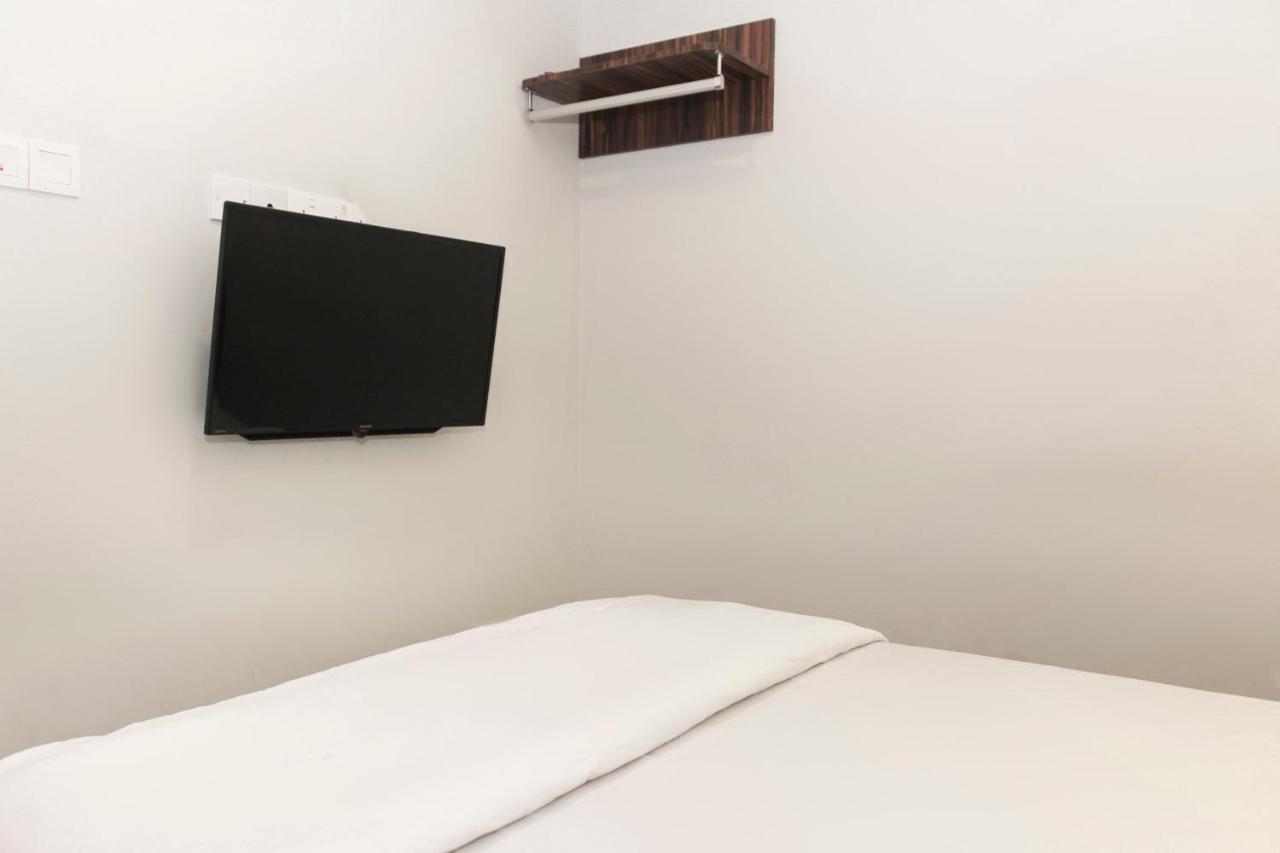 Oyo 90027 Happy Hotel Джохор Бахру Екстериор снимка