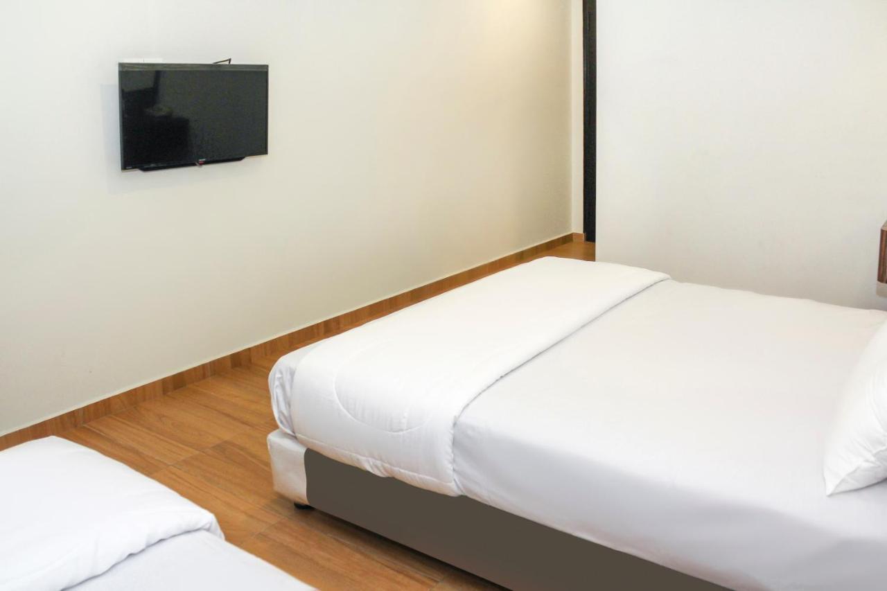 Oyo 90027 Happy Hotel Джохор Бахру Екстериор снимка