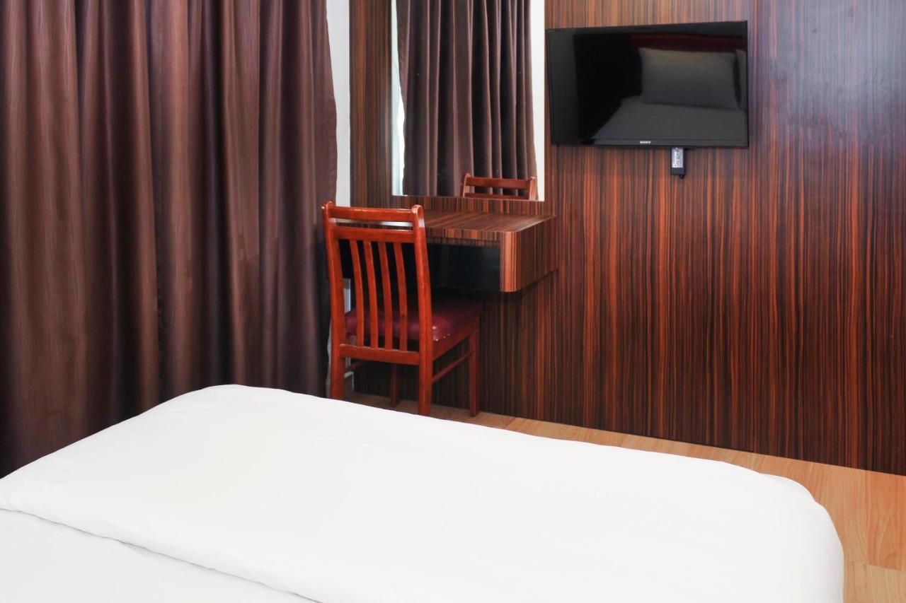 Oyo 90027 Happy Hotel Джохор Бахру Екстериор снимка