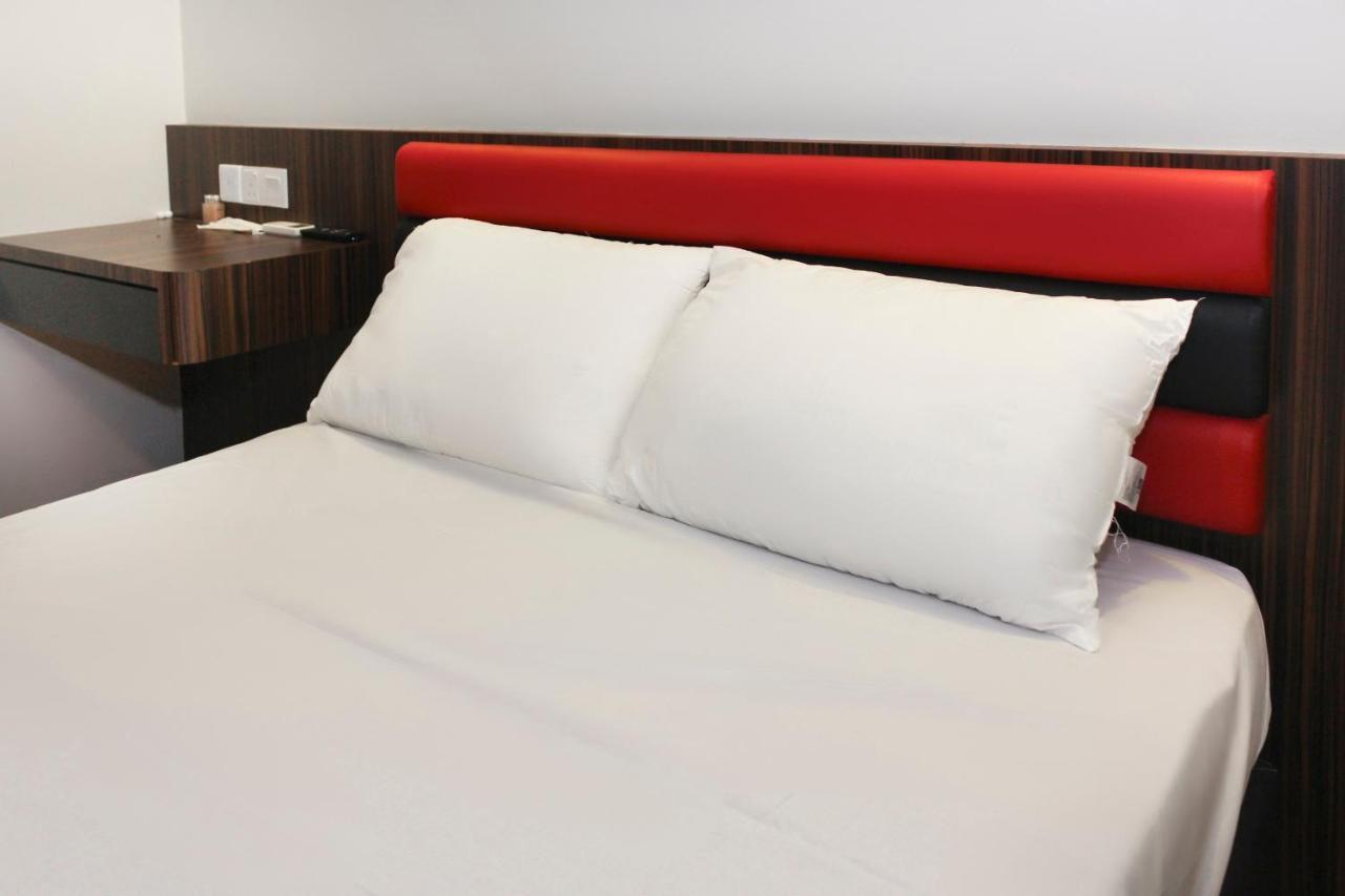 Oyo 90027 Happy Hotel Джохор Бахру Екстериор снимка