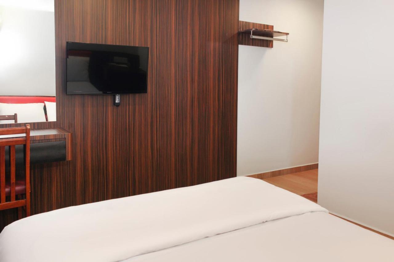 Oyo 90027 Happy Hotel Джохор Бахру Екстериор снимка