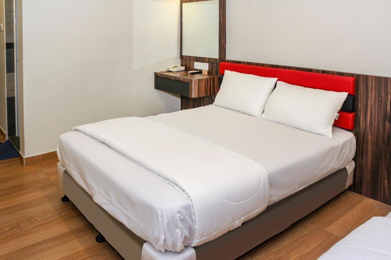 Oyo 90027 Happy Hotel Джохор Бахру Екстериор снимка