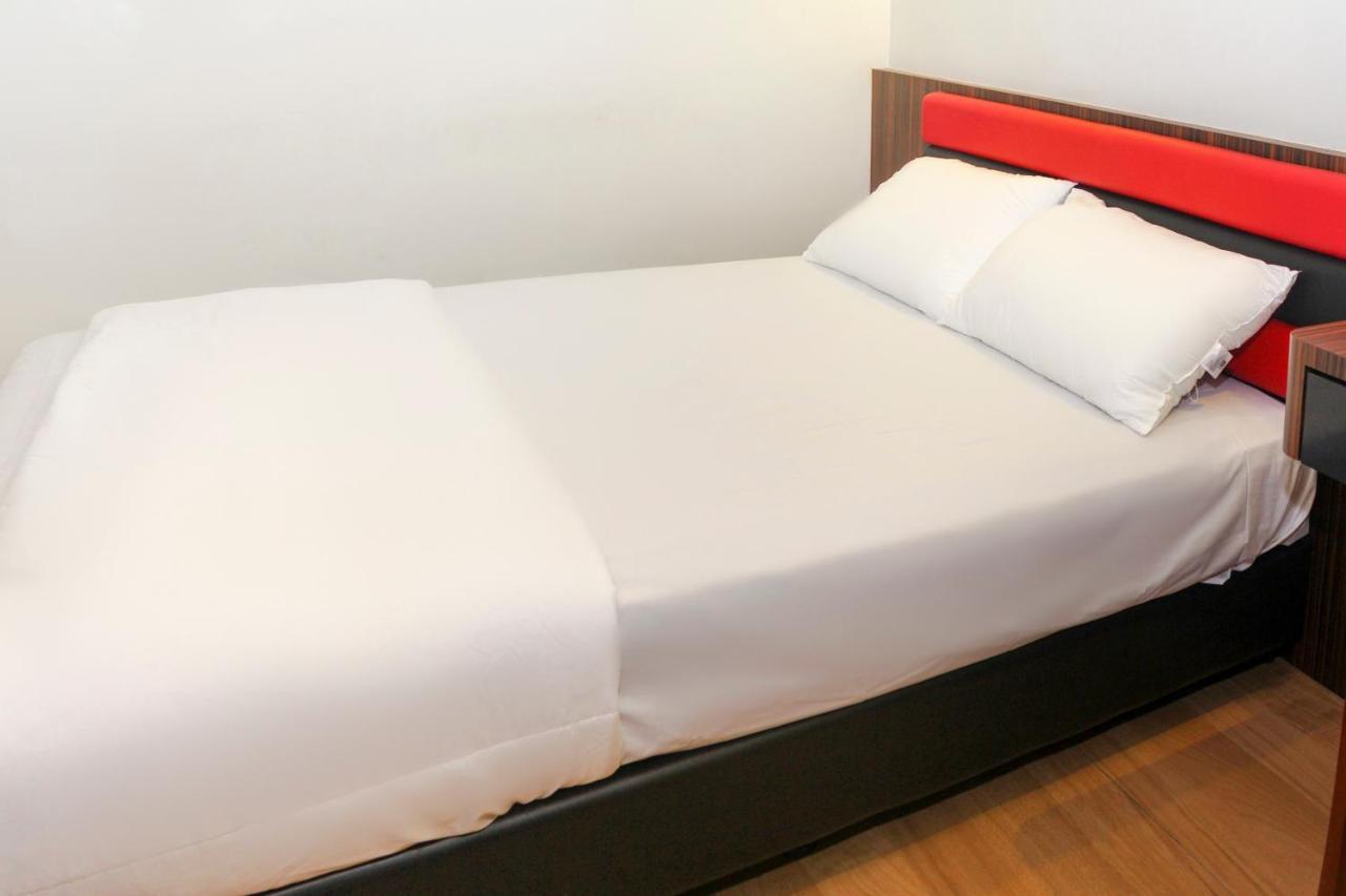 Oyo 90027 Happy Hotel Джохор Бахру Екстериор снимка
