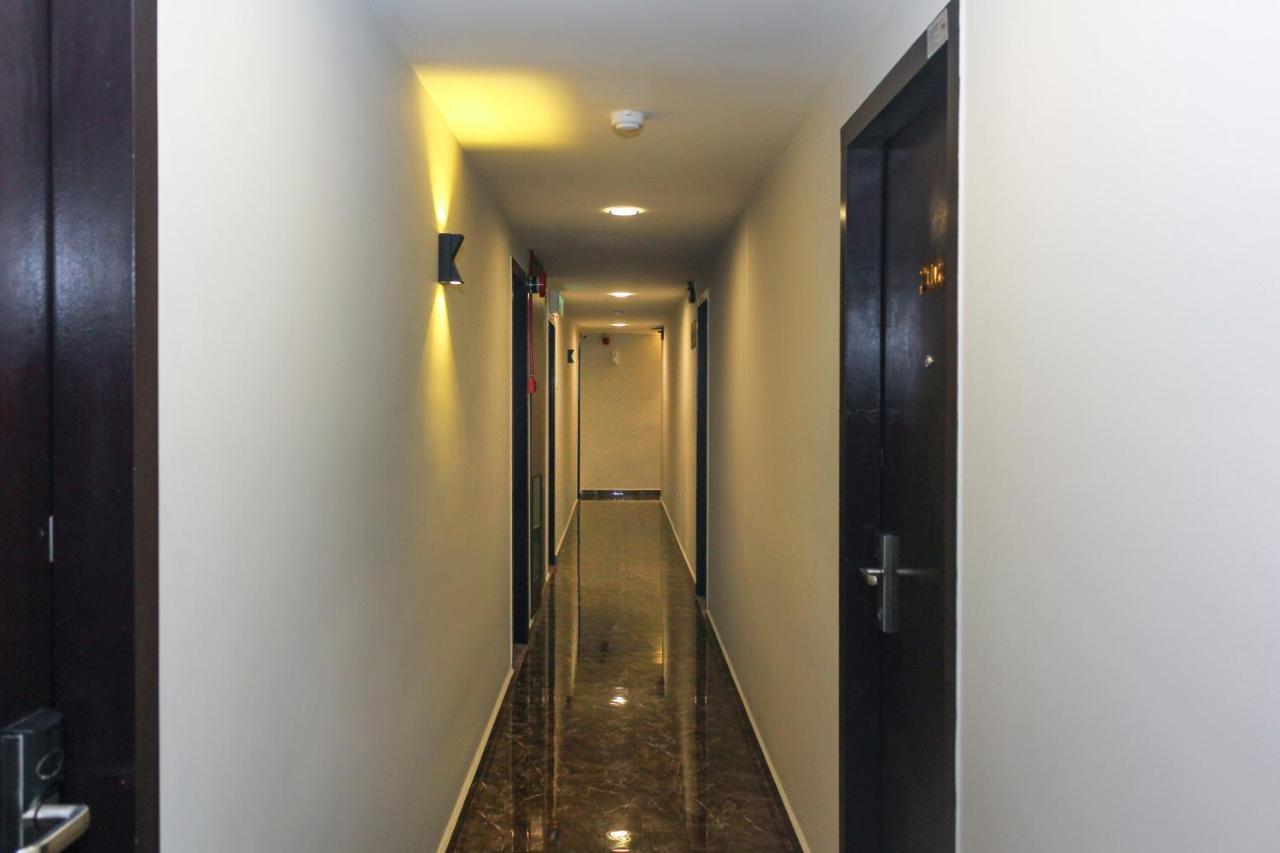 Oyo 90027 Happy Hotel Джохор Бахру Екстериор снимка
