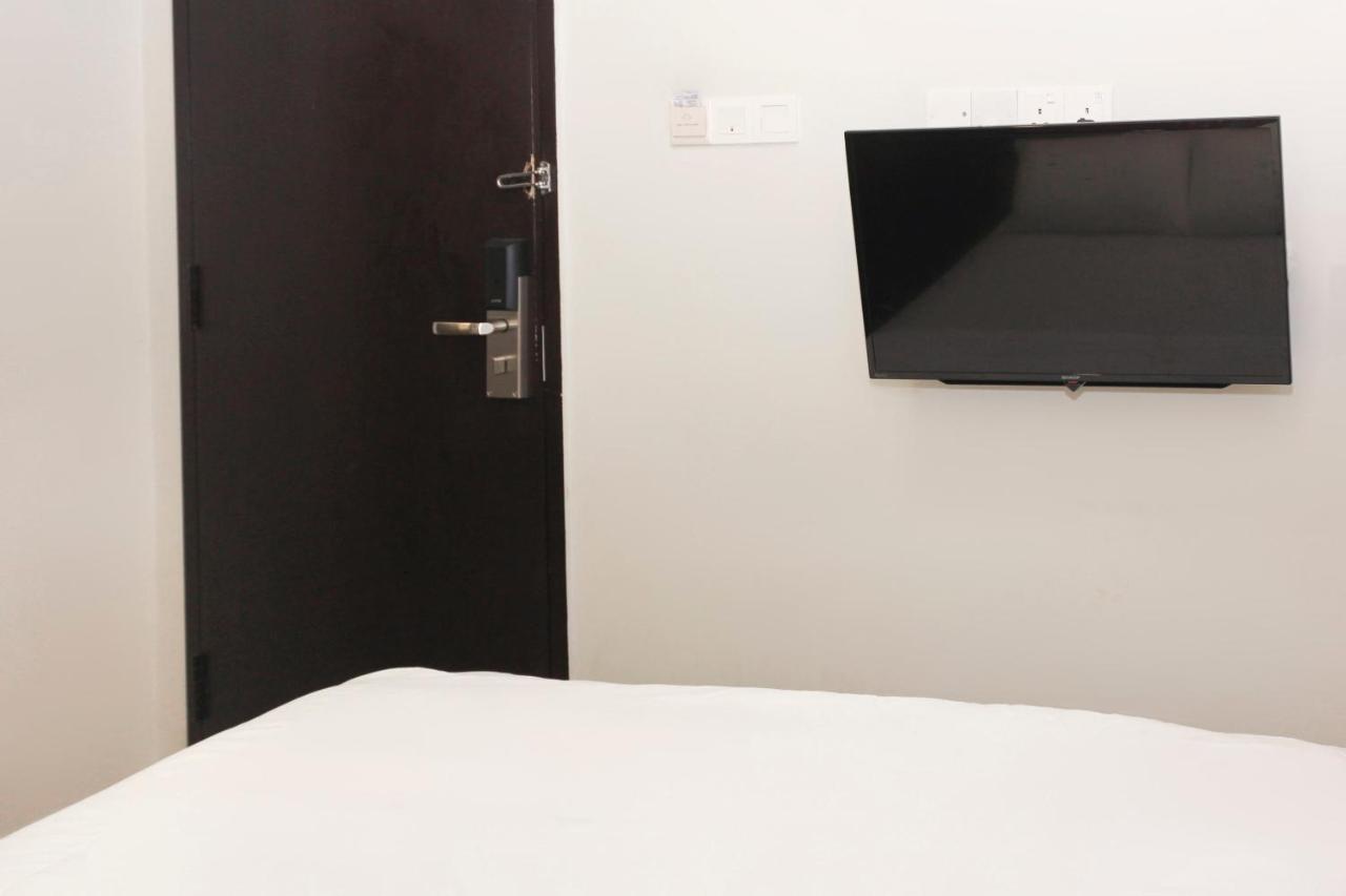 Oyo 90027 Happy Hotel Джохор Бахру Екстериор снимка