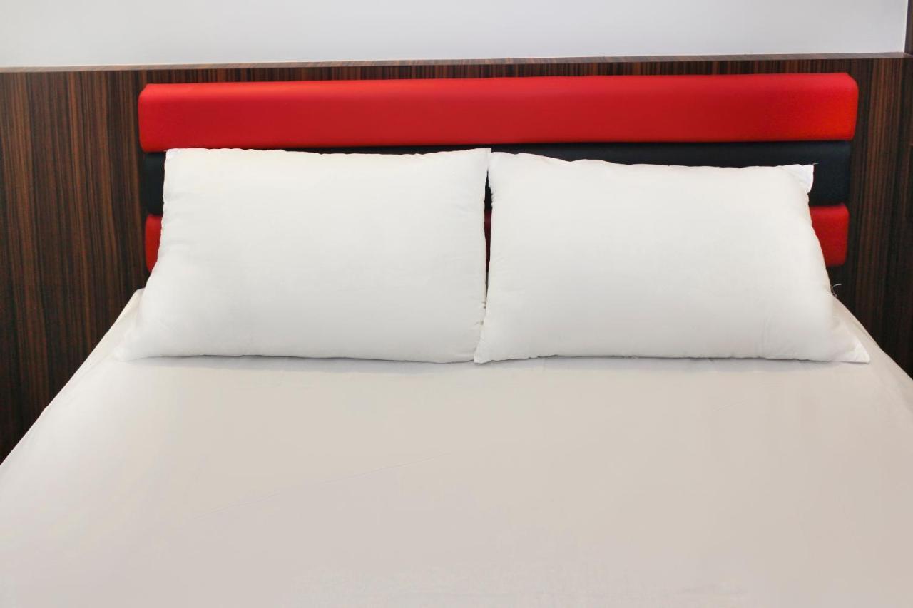 Oyo 90027 Happy Hotel Джохор Бахру Екстериор снимка
